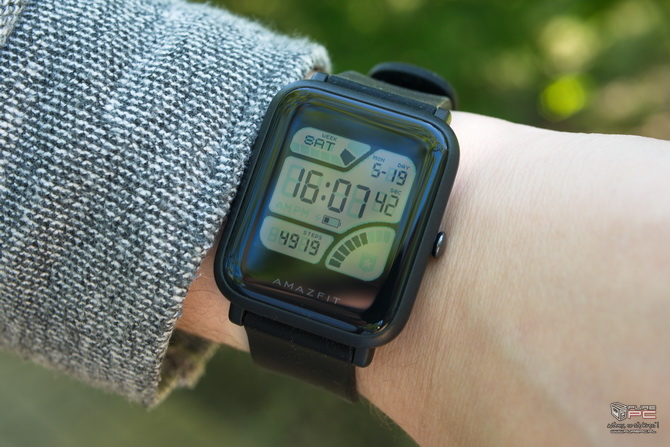 Xiaomi Amazfit Bip - интересное устройство, которое пытается совместить самые полезные функции умных часов с надежностью классических часов